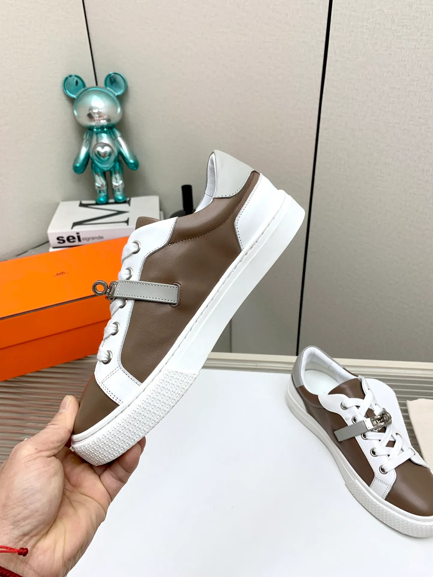 👟👟Ex-factory price 660👟👟 Men's style ➕10 (high version) Hermes classic couple model #𝐊𝐞𝐥𝐥𝐲 buckle casual white skate shoes, which will not conflict with shoes at all. Full of unknowns, Hermès rarely produces flat casual shoes and they are paired with classic palladium-plated Kelly shoe buckles! You'll fall in love with it at first sight. It's super versatile and can be worn with any skirt or pants. 🉑️Looking in with your eyes closed, it looks super noble. Fabric: Specific cowhide/canvas material. Lining: Sheepskin lining. Outsole: Original molded TPU outsole. Size: 35-45.